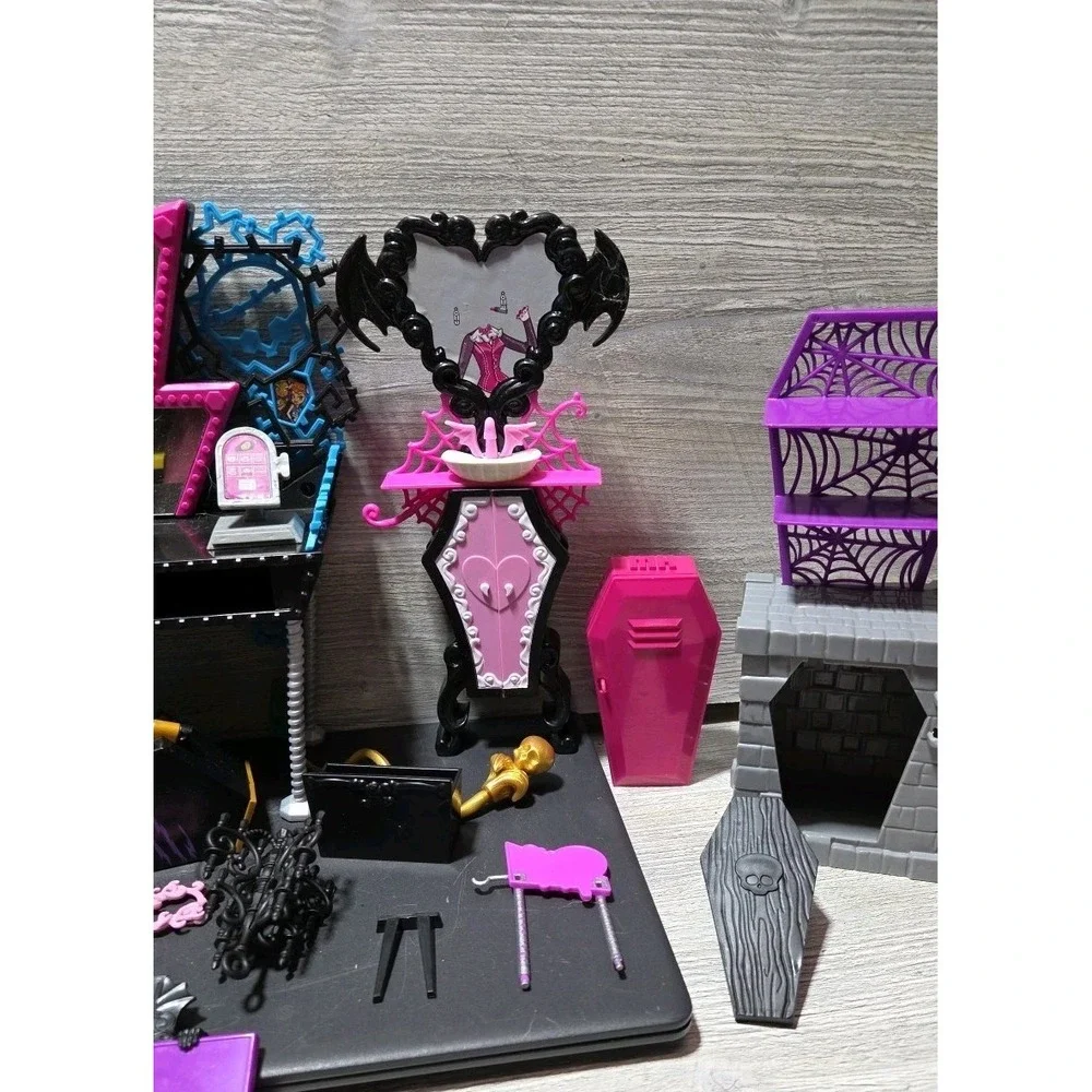 monster high furniture lot with accessories E Shelf